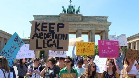 People are protesting in front of the Brandenburg Gate demanding the right to bodily self-determination and legal abortions.