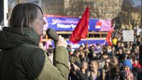 Sara Fremberg hält eine Rede zum Internationalen Weltfrauentag bei der verdi Demo in Berlin