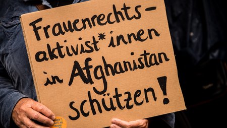 Pappschild mit der Aufschrift „Frauenrechtsaktivist*innen in Afghanistan schützen!"