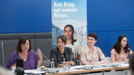 Bundestagsabgeordnete Dr. Bärbel Kofler und medica mondiale Mitarbeiterinnen Monika Hauser (Gründerin) und Frauenrechtsreferentinnen Jeannette Böhme und Jessica Mosbahi bei einer Debatte im Bundestag.
