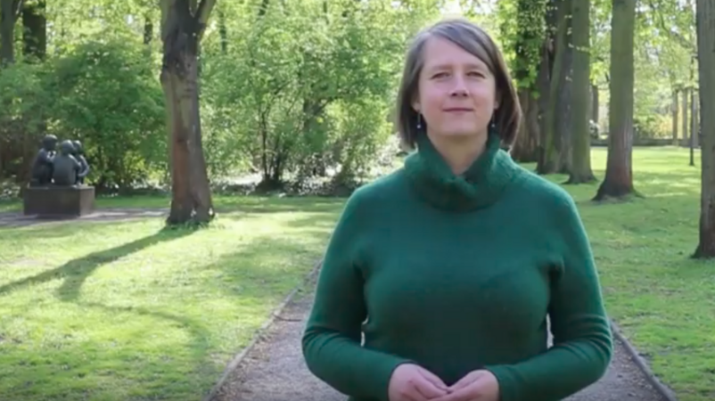 Video-Screenshot: Sara Fremberg in einem Park