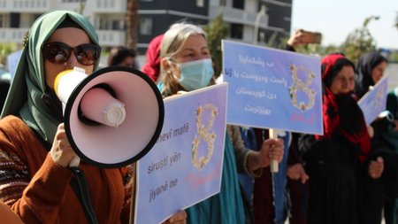 Frauen demonstrieren am Frauentag in Erbil lautstark für ihre Rechte.  